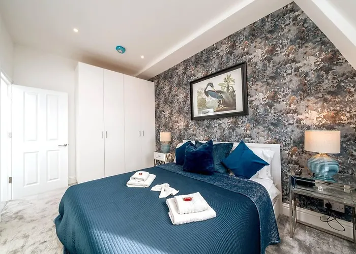 Niru Experience Pearl Of Ifield Road