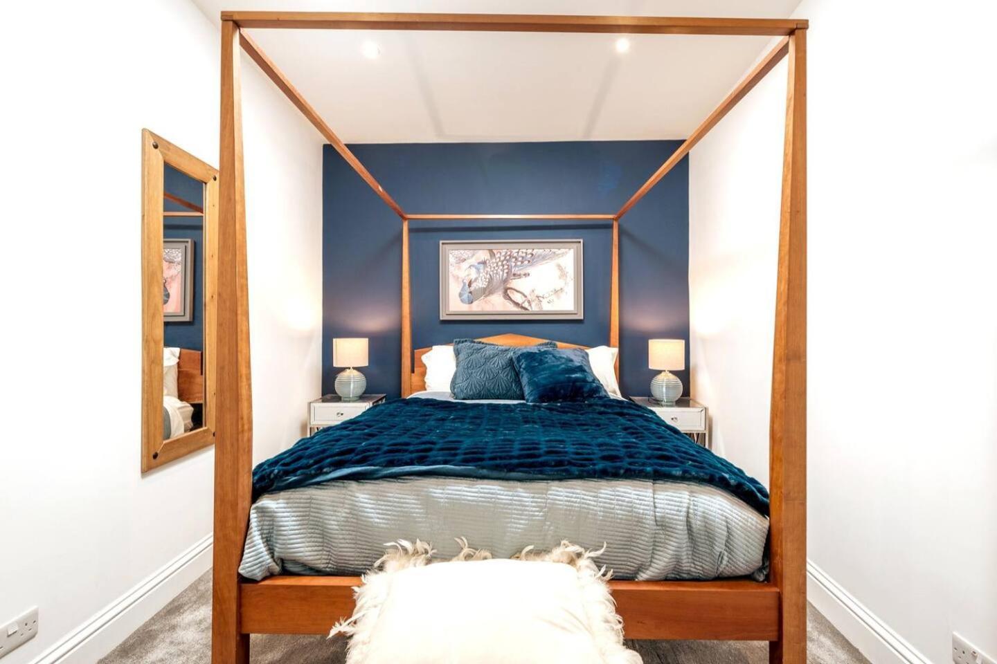 Niru Experience Pearl Of Ifield Road 5bd 3ba