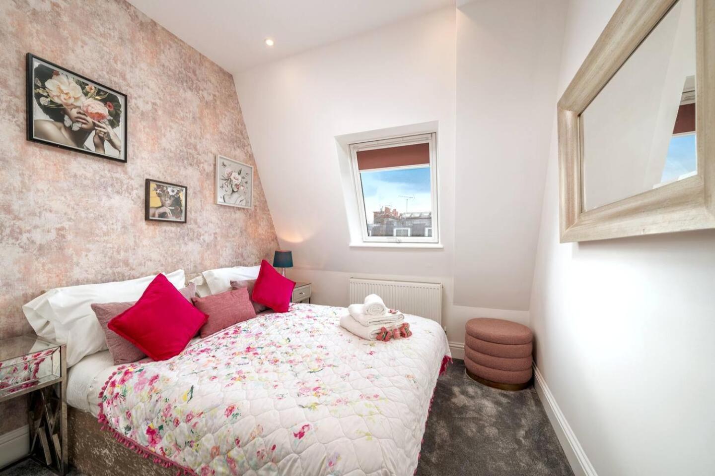Niru Experience Pearl Of Ifield Road 5bd 3ba *