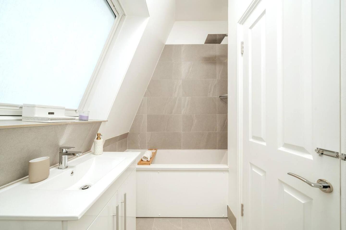 Niru Experience Pearl Of Ifield Road 5bd 3ba Appartement