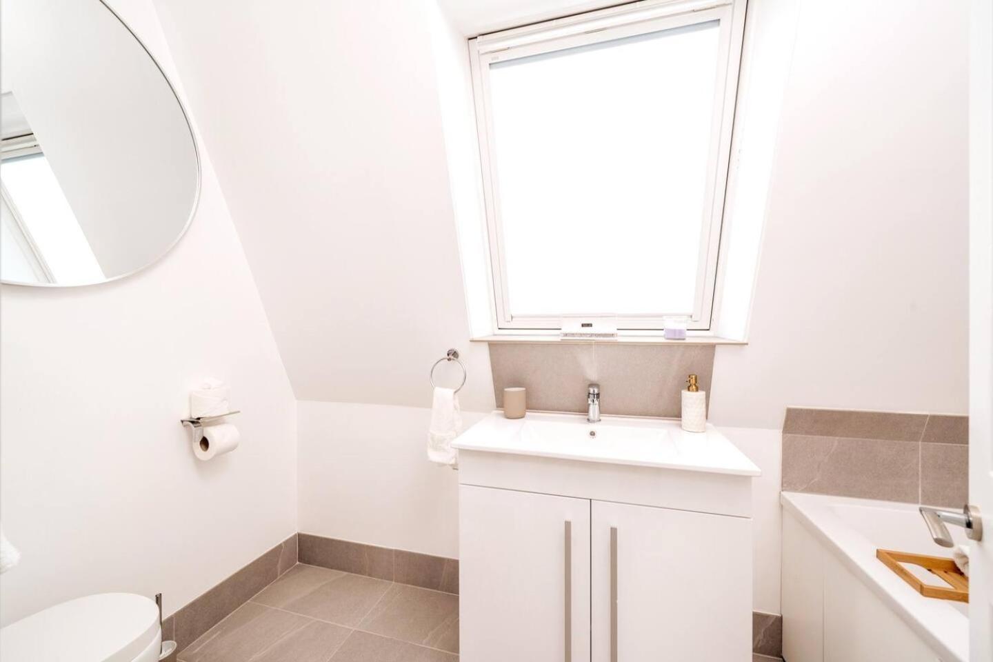 Niru Experience Pearl Of Ifield Road 5bd 3ba Appartement